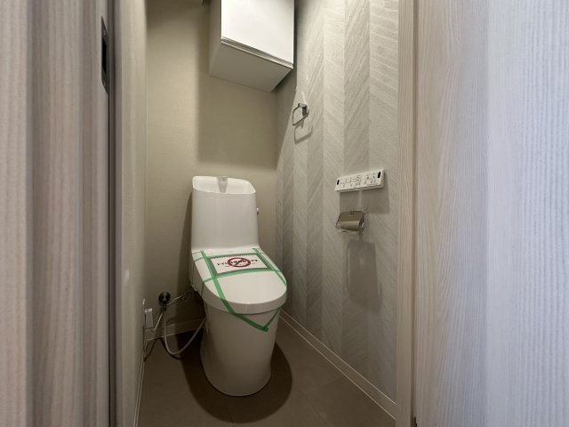 横浜スカイハイツのトイレ|トイレ・新規交換済温水洗浄便座のトイレ設備です！トイレ上部にはあると便利な吊戸棚を設置！