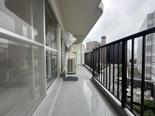 横浜スカイハイツのバルコニー|横浜のビル街を望む眺望のバルコニーです。ワイドサイズなので洗濯物も干しやすいですよ。