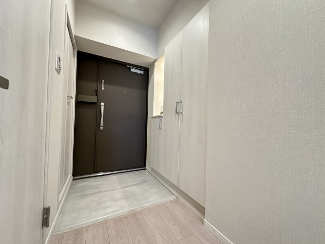 横浜スカイハイツの玄関|マンションには珍しい窓付きのワイドな玄関です。朝の忙しい時間も玄関で渋滞せずに出発できます。