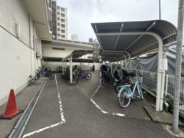横浜スカイハイツの駐輪場|大切な自転車を雨から守ってくれる屋根付きの駐輪スペースです。
