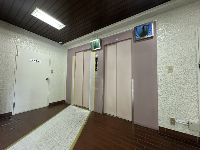 横浜スカイハイツのその他共用部分|朝の忙しい時間に特に嬉しいエレベーターを複数基完備。
