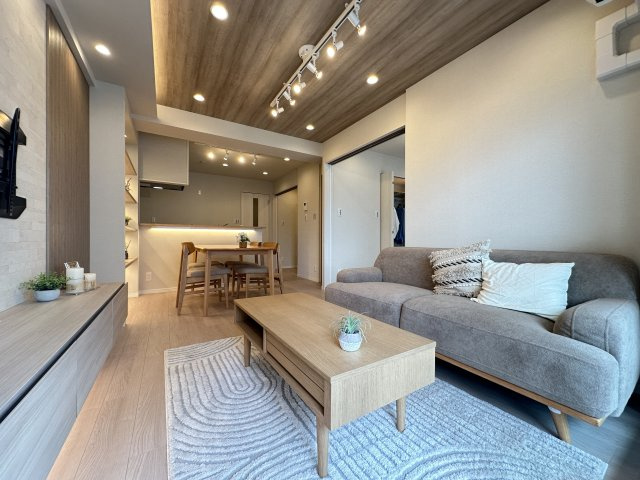 横浜スカイハイツの居間・リビング|LDKと隣接した洋室は、リビングを広く使う事もできるので汎用性が高い間取りになってます。