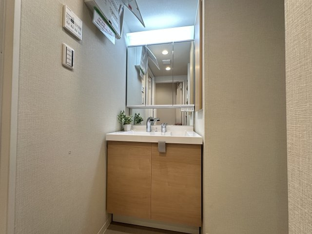 横浜スカイハイツの独立洗面台|三面鏡付きの洗面化粧台です。鏡が低い位置にもついているので椅子に座ってお化粧も◎