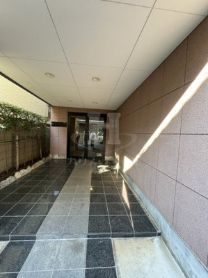 【エントランス】 | サニーシャンブル | 落ち着いたエントランスです