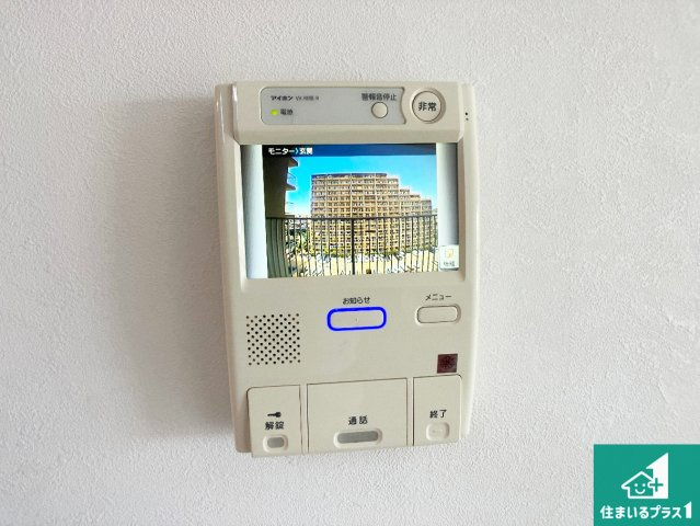  加古川グリーンシティＤ棟の防犯設備|カラーモニターインターホン！声だけでなく来訪者の姿や顔がモニターで確認できるので、小さなお子様がいらっしゃるご家庭でも安心できます！