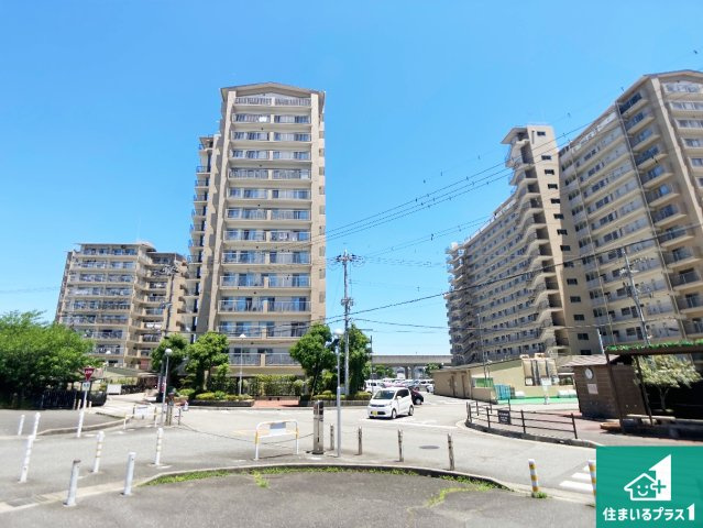  加古川グリーンシティＤ棟の外観|周辺は閑静な住宅街！前面道路広々で車の出し入れも便利です。駐車が苦手な方でも安心して車庫入れできます！