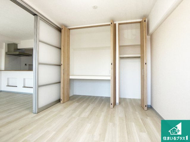  加古川グリーンシティＤ棟の洋室|寝室は心地よい眠りについてもらいたくて、シンプルかつ開放的な空間な設計にしています！大きな窓から差し込む日が心地いいです♪