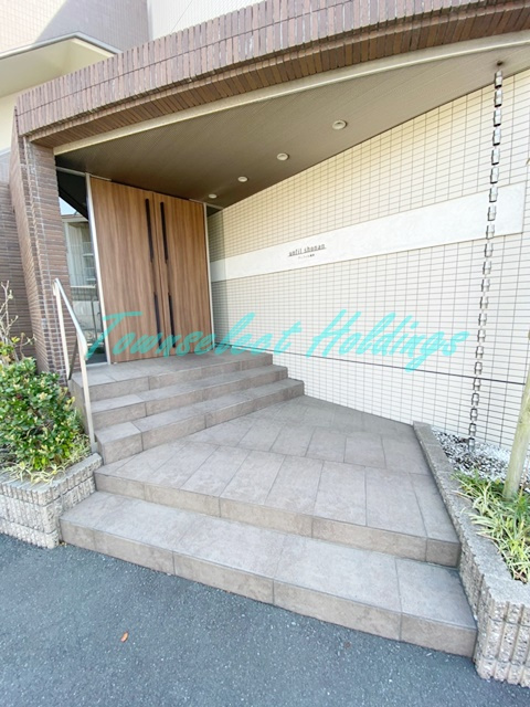 藤沢市城南３丁目の賃貸マンションのエントランス