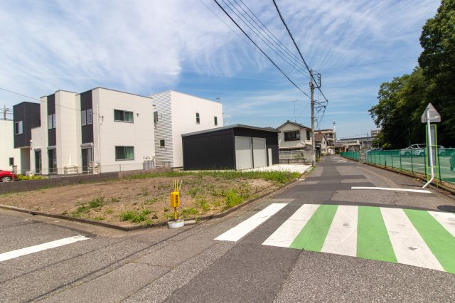 足利市伊勢町２丁目の売地の前面道路含む現地写真|見通しの良い前面道路に面した開放的な立地！