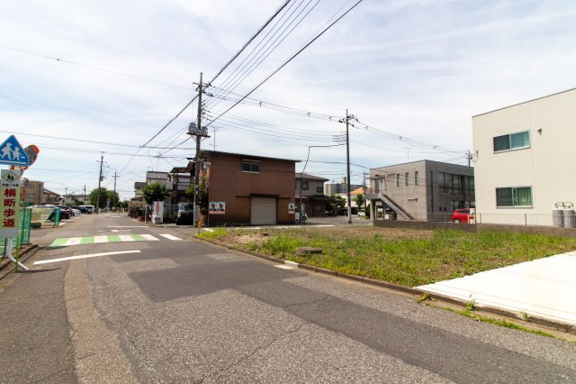 足利市伊勢町２丁目の売地の前面道路含む現地写真|道路幅員が確保されており、駐車ラクラク、車の出入りもスムーズ！