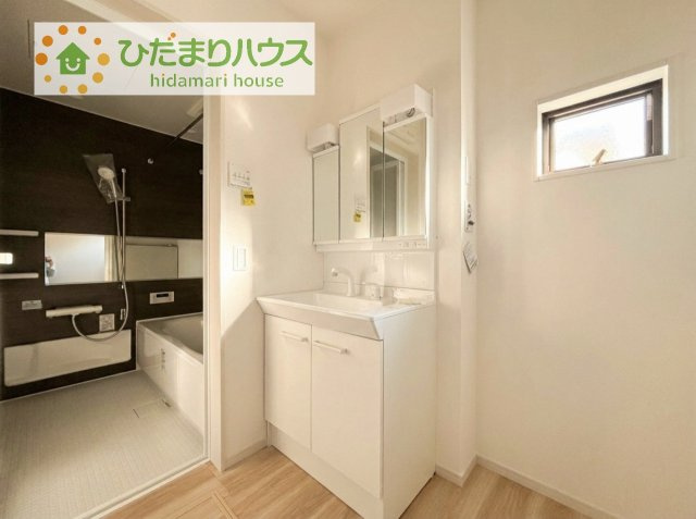 【独立洗面台】 | 守谷市本町10期　新築戸建 | 三面鏡の大きな鏡は憧れます(^^♪鏡の後ろは収納となっていて、細かいものでも収納できるのでスッキリと整理できます！