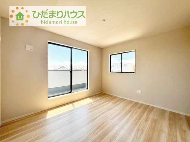 【寝室】 | 守谷市本町10期　新築戸建 | バルコニーに面していて、たっぷり光りの入る明るい主寝室です！