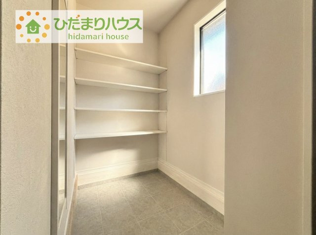 【収納】 | 守谷市本町10期　新築戸建 | シューズクロークは、レインコートやベビーカー、ゴルフバッグなど大きな荷物を置けるので、
いつでも玄関を綺麗に保てます(*^-^*)