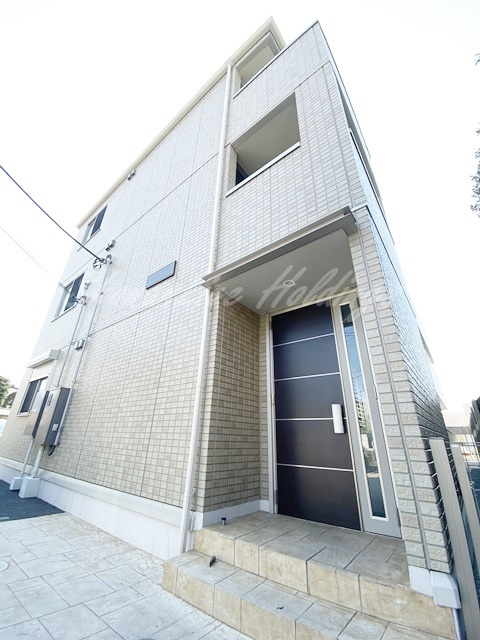 藤沢市鵠沼神明３丁目のアパートのエントランス