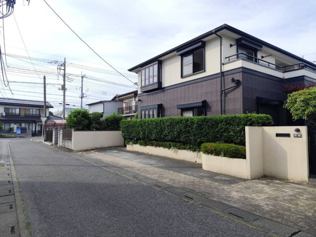 入間市久保稲荷3丁目（2世帯住宅）の前面道路含む現地写真