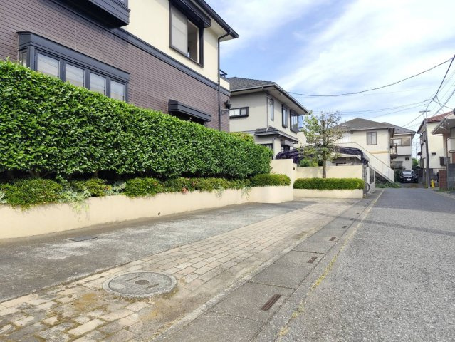 入間市久保稲荷3丁目（2世帯住宅）の前面道路含む現地写真