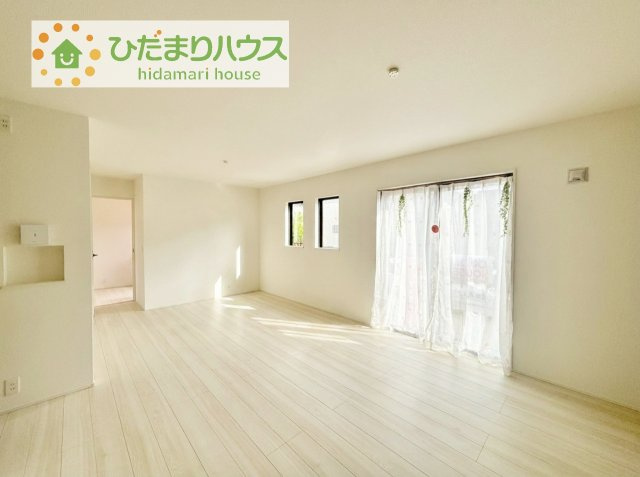 【居間・リビング】 | 牛久市神谷1丁目01期　新築戸建 | リビングの窓からはあたたかな日差しが差し込みます(*'▽')