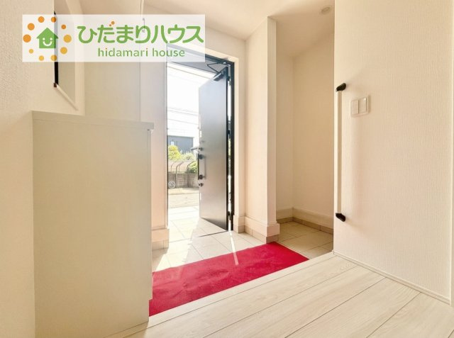 【玄関】 | 牛久市神谷1丁目01期　新築戸建 | 玄関ポーチがあり、雨や雪が玄関に吹きこみません♪