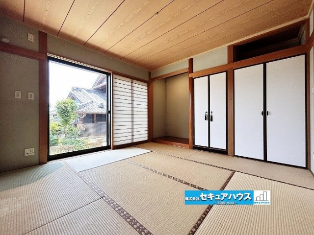 【中古戸建】知多市新知東町1丁目の和室|【和室８帖】
◆2026年7月ハウスクリーニング予定
◆お庭の様子がしっかりと見えます。
◆お子様の遊び場やお昼寝スペース、来客時の客間としても活躍する和室は、家族がくつろげる癒しの空間です。