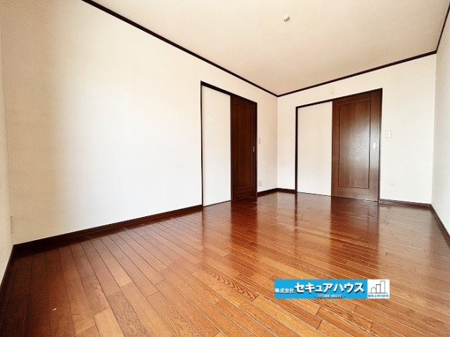 【中古戸建】知多市新知東町1丁目の洋室|【１F洋室7.5帖】
◆2026年7月ハウスクリーニング予定
広々とした居住空間は日々の暮らしを彩り、心のやすらぎと満足感を与えてくれます。