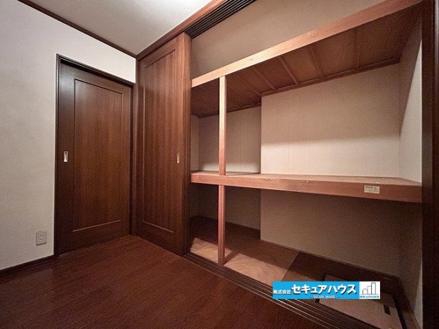 【中古戸建】知多市新知東町1丁目の収納|【１F納戸】
◆2.5帖の納戸です。押し入れもあり大容量の収納が特徴です。
◆季節用品や、掃除道具、アウトドア用品などまとめて収納できる便利な納戸です。