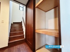 【中古戸建】知多市新知東町1丁目の収納|【１F廊下収納】
◆衣類だけでなく、箱物や思い出の品もたっぷり収納できますので、整理整頓もスムーズに。居室空間をより広々と使えます！