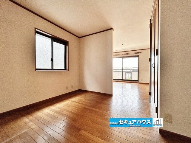 【中古戸建】知多市新知東町1丁目の洋室|【２F洋室12.5帖】
◆2026年7月ハウスクリーニング予定
◆通風と採光を考慮した設計は子供たちはのびのび育ち、家族でくつろぎと団らんを生み出します。