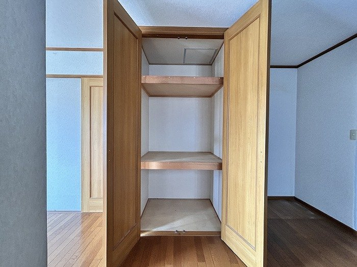 【中古戸建】知多市新知東町1丁目の収納|【２Fクローゼット】
◆居住スペースをスッキリと保ちながら、必要なものをしっかり保管できるため、暮らしにゆとりが生まれます。収納力を重視する方に嬉しい空間です。