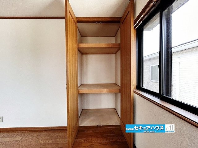 【中古戸建】知多市新知東町1丁目の収納|【２Fクローゼット】
◆衣類やバッグ、小物類をスッキリ収納できます。
◆収納場所をしっかり確保することで、お部屋を広々と使えるのも魅力です。整理整頓しやすく、快適な住空間を維持できます。