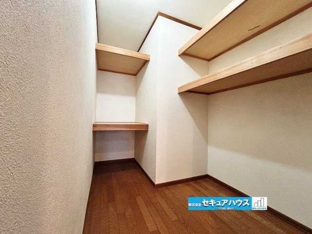 【中古戸建】知多市新知東町1丁目の収納|【２F納戸】
◆季節用品や、掃除道具、アウトドア用品などまとめて収納できる便利な納戸です。
◆居住スペースをスッキリと保ちながら、必要なものをしっかり保管できるため、暮らしにゆとりが生まれます。