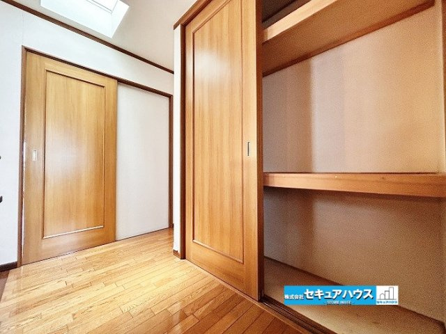 【中古戸建】知多市新知東町1丁目の収納|【2F廊下収納】
◆衣類だけでなく、箱物や思い出の品もたっぷり収納できますので、整理整頓もスムーズに。居室空間をより広々と使えます！