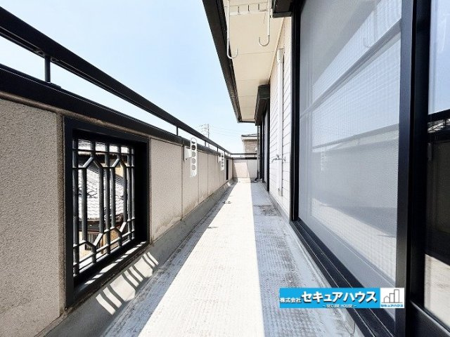 【中古戸建】知多市新知東町1丁目のバルコニー|【バルコニー】
◆見晴らしもよく、太陽の温かな温もりをめいっぱい受け止めてくれます。 太陽の光と爽やかな風を受けたお洗濯物はあっという間に乾き、取りこむ時には太陽の匂いを感じられそうですね。