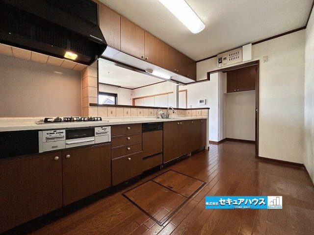【中古戸建】知多市新知東町1丁目のキッチン|【１Fキッチン】
◆同時にたくさんの料理が調理できる。「焼く・蒸す・煮る」の工程を同時進行で進めることができるので、料理を素早く作ることができます。育児でバタバタ忙しいママに嬉しい♪