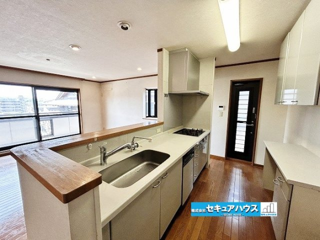 【中古戸建】知多市新知東町1丁目のキッチン|【２Fキッチン】
◆対面式キッチンを採用し、リビングやダイニングにいるご家族との会話を楽しみながら家事ができます。開放感のあるレイアウトで、お料理や片付けもスムーズ。