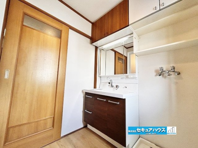 【中古戸建】知多市新知東町1丁目の独立洗面台|【２F洗面】
◆１Ｆにも洗面室あり！
◆2026年7月ハウスクリーニング予定
◆鏡の裏にはたっぷりと収納スペースを標準装備！ 
◆電源を付属しているのでドライヤーなど利用できます。