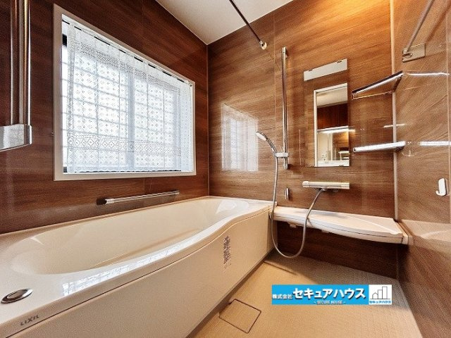 【中古戸建】知多市新知東町1丁目の浴室|【２F浴室】
◆１Fにも浴室あり！
◆2026年7月ハウスクリーニング予定
◆毎日の疲れを癒やすバスタイムをお楽しみ下さい！ 窓付きで、カビの繁殖を抑える効果があります。
