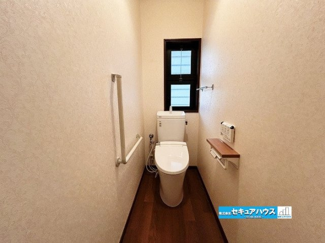 【中古戸建】知多市新知東町1丁目のトイレ|【１Fトイレ】
◆２Fにもトイレあり！
◆2026年7月ハウスクリーニング予定
◆高機能トイレの多くは便器のフタの開閉が自動であり、使用後に手動で水を流す面倒もなく非常に便利です。