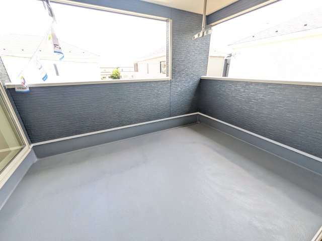 土浦市神立町　第8　新築戸建　1号棟のバルコニー|人気のインナーバルコニー。室内と一体感があり、雨の日のお子様の遊び場や、ペットの安全な外気浴スペースにも最適です♪