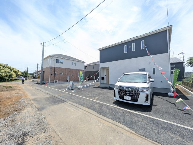 土浦市神立町　第8　新築戸建　1号棟の前面道路含む現地写真|写真だけでは伝わらない快適さを、ぜひ現地で体感しませんか？
即日見学可能です！平日のご案内も可能です♪
お気軽にお問合せまたはお電話ください！
0297-86-8370まで【リアライズ不動産】