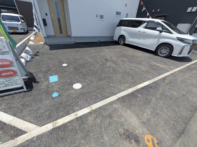 土浦市神立町　第8　新築戸建　1号棟の駐車場|駐車3台可能で、出し入れしやすいゆとりのカースペース。
月々の駐車場代が不要な点も大きな魅力です。