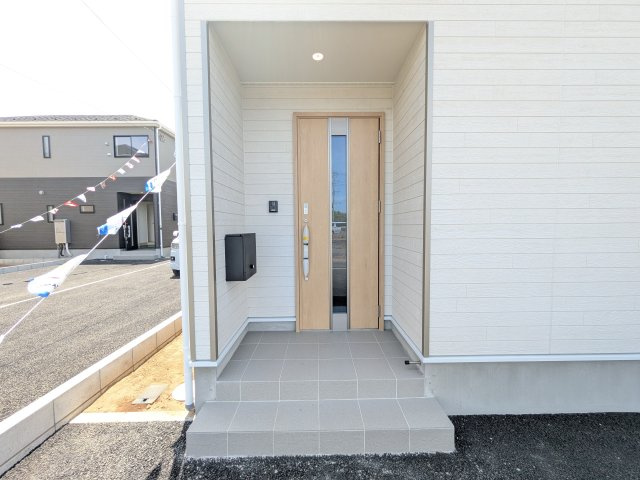 土浦市神立町　第8　新築戸建　1号棟の玄関|玄関ドアはカードキーで開閉も楽々♪
スマホでの開錠と施錠も可能です！
玄関上部には人感センサー付きのダウンライトがあるので、夜間の帰宅時に自動で点灯してくれます♪
防犯対策面にも一役買ってくれます！
