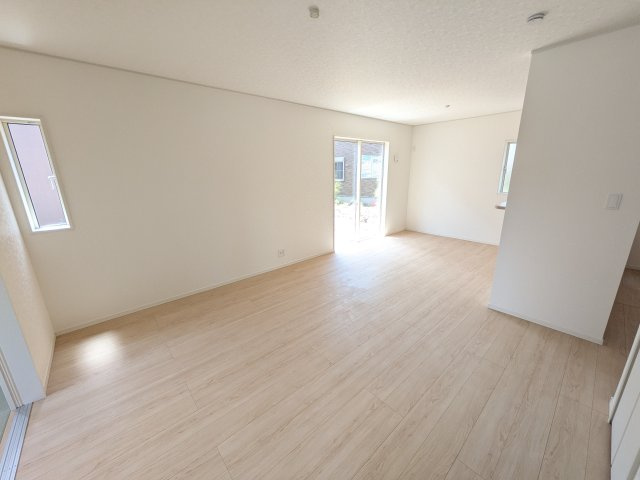 土浦市神立町　第8　新築戸建　1号棟の居間・リビング|家族の会話が自然と弾む、広々としたゆとりのLDK。南西向きの窓からたっぷりの光が射し込む明るく快適な空間です。