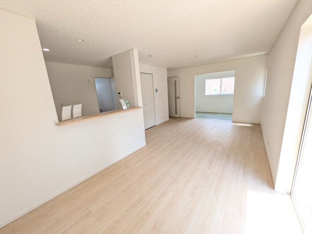 土浦市神立町　第8　新築戸建　1号棟の居間・リビング|居心地の良いデザインと機能性を両立。ご友人を招いたり、趣味を楽しんだり、様々なシーンで活躍する団らんの中心地です。
