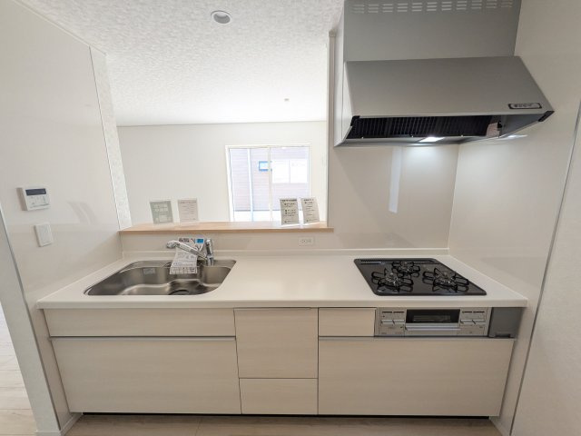 土浦市神立町　第8　新築戸建　1号棟のキッチン|対面式カウンターでリビングとの一体感を演出。使いやすい動線と豊富な収納で、毎日の料理時間も快適に過ごせます。