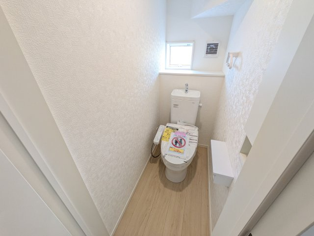 土浦市神立町　第8　新築戸建　1号棟のトイレ|少ない水でもパワフルに洗浄する節水設計。清潔さと機能性を両立させた、毎日気持ち良く使えるトイレ空間です。