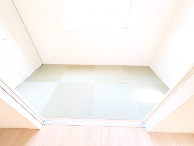 土浦市神立町　第8　新築戸建　1号棟の和室|琉球畳の和室は陽当たりも良く、落ち着ける空間です♪
リビングとの続き間になっているので、お子様の遊ぶスペースやお昼寝などにも使えます！
押し入れもあり収納にも困りません♪