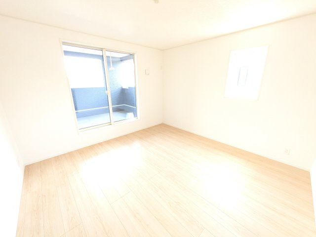 土浦市神立町　第8　新築戸建　1号棟の洋室|バルコニーに面した明るい２面採光で、毎朝爽やかな光を感じられます。