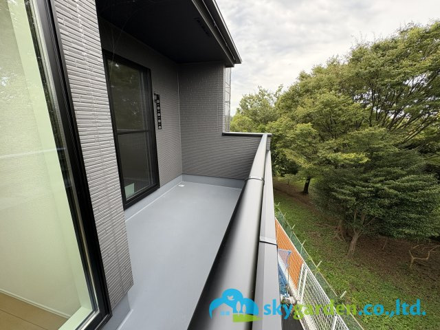 藤沢市本藤沢２丁目　新築戸建　全３棟2号棟のバルコニー|南側には公園の緑が広がります