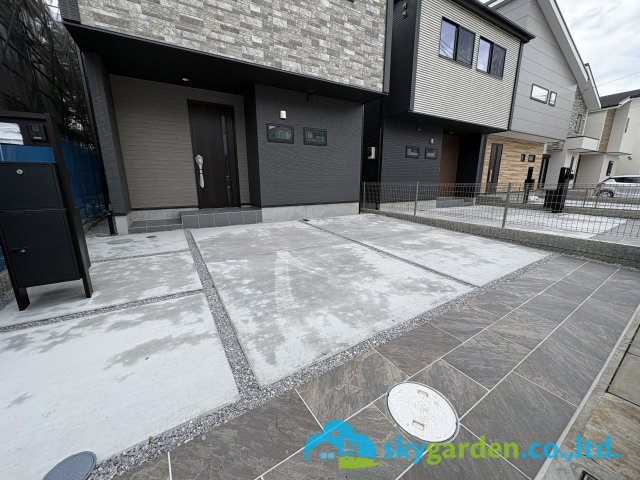 藤沢市本藤沢２丁目　新築戸建　全３棟2号棟の駐車場|車種により並列２台駐車可