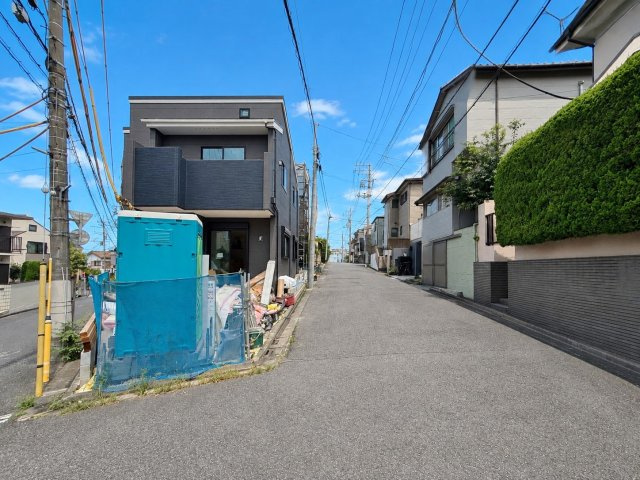 練馬区東大泉2丁目 全2棟 1号棟の前面道路含む現地写真|大型商業施設や映画館が約250ｍ
利便性の高い住環境が魅力的です
前面道路は車の往来が少なく静かで穏屋かな暮らし心地の良いエリア